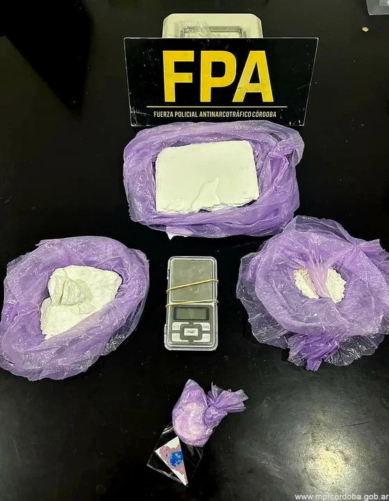 TAXISTA VENDE COCAINA