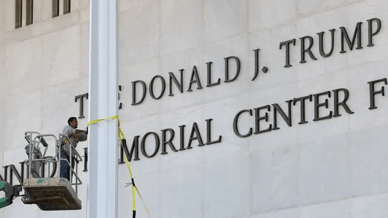 nombre de donald trump en edificios