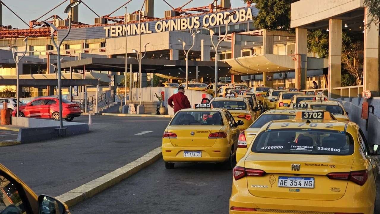 protestas de taxistas en terminal de omnibus en cordoba