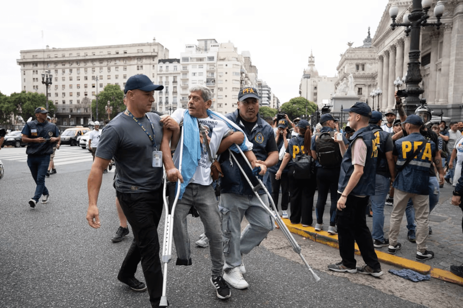 Agresiones a manifestantes en frente del congreso