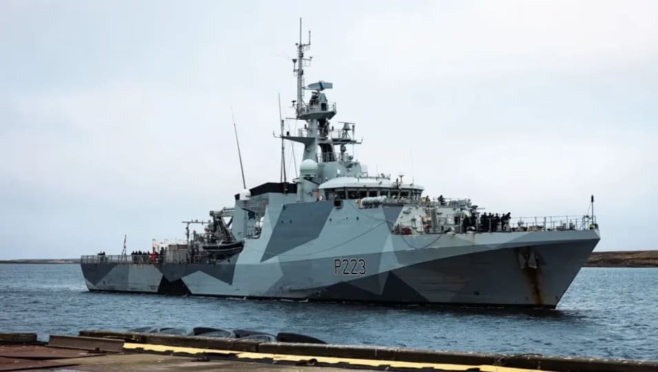 BUQUE DE GUERRA BRITANICO EN MAR ARGENTINO