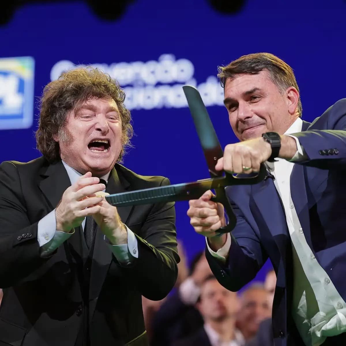 milei y flavio bolsonaro