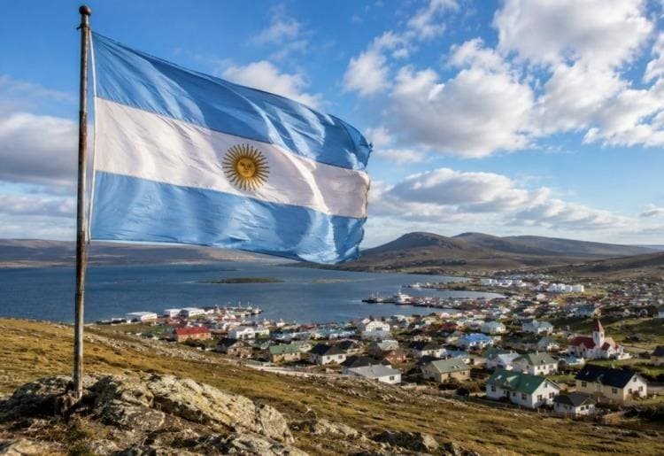 la bandera Argentina vuelve a flamear en Malvinas despues de 44 años