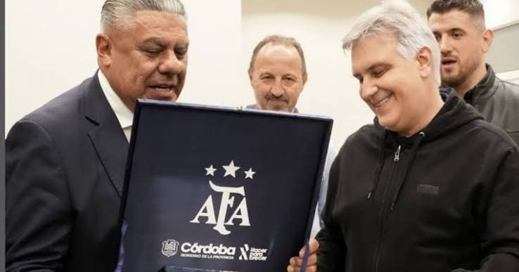 Chiqui Tapia y Martin Llaryora