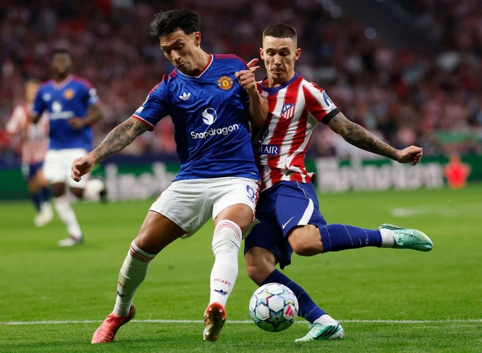 Rooney y Lisandro Martínez