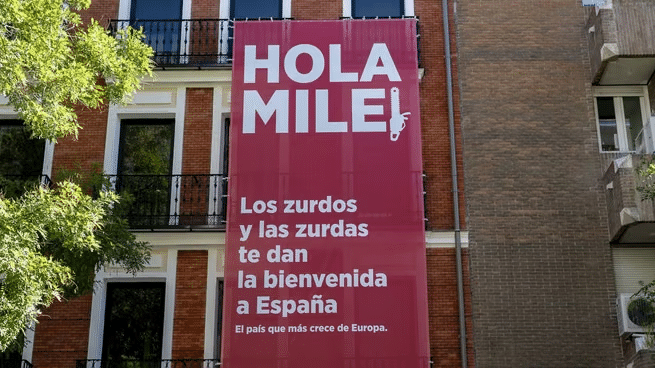 Cartel de España contra Milei